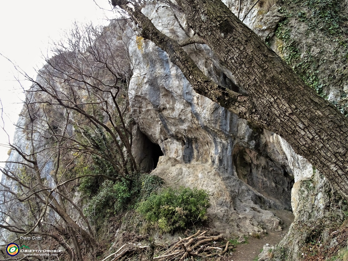 54 Scendo a rivedere  la grotta del Paci Paciana.JPG